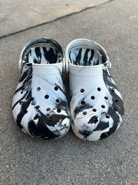 CROCS Big Kids Classic Black/White Marbled Clogs size J3